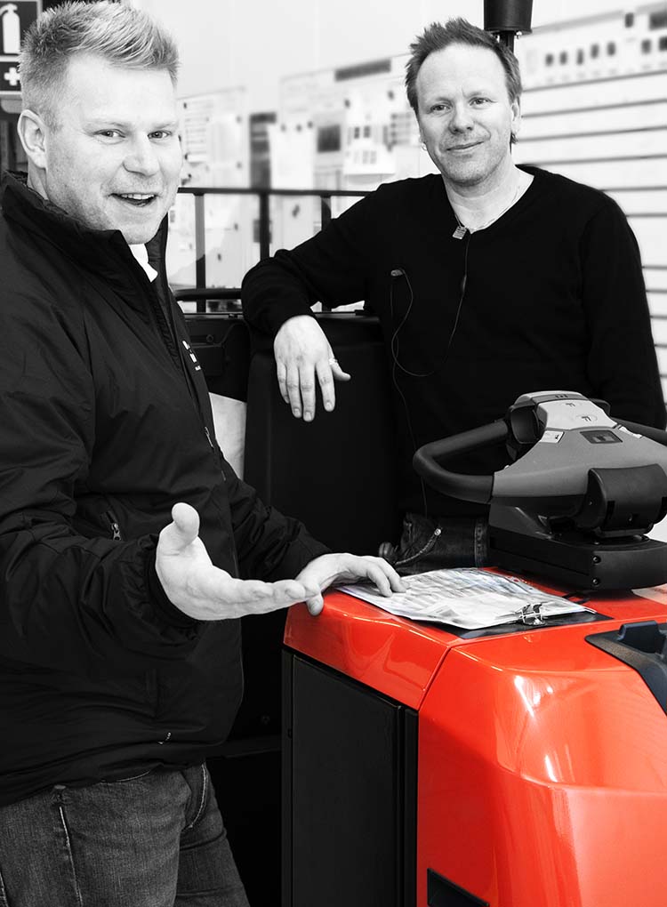 David Trygg, produktansvarig OEM Automatic med Nils-Petter “Petter” Svensson, elkonstruktör på Toyota Material Handling